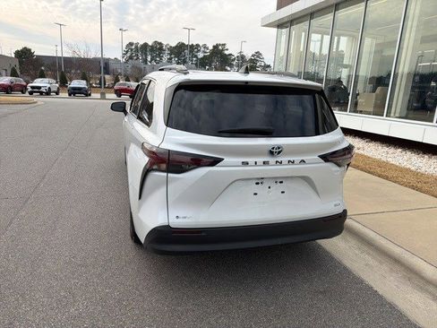 Used 2025 Toyota Sienna XLE image 7