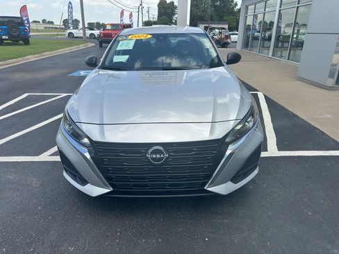 Used 2024 Nissan Altima 2.5 SV FWD image 6