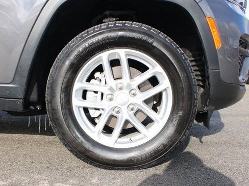 Used 2024 Jeep Grand Cherokee Laredo image 38