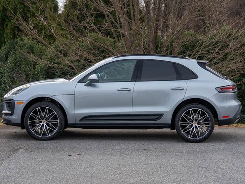 Certified 2025 Porsche Macan image 2