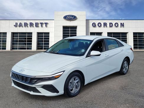 Used 2025 Hyundai Elantra SE FWD image 2