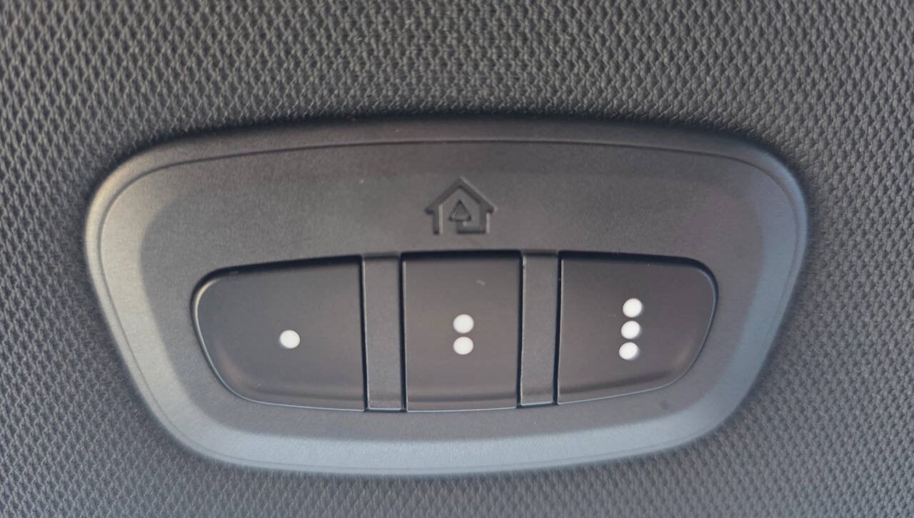 Used 2025 Chrysler Pacifica Select FWD image 12