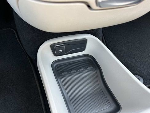 Used 2023 Chrysler Pacifica Touring-L FWD image 34