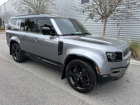 Used 2024 Land Rover Defender 130 X-Dynamic SE image 4