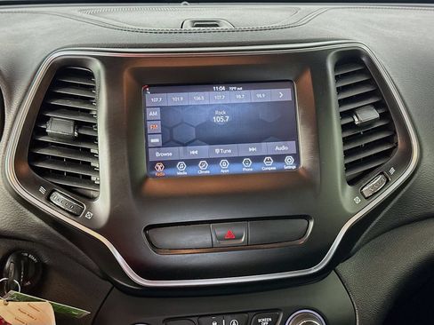 Used 2019 Jeep Cherokee Latitude w/ Popular Appearance Group FWD image 14