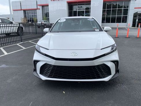 Certified 2025 Toyota Camry SE FWD image 3