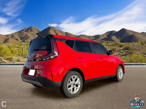 Used 2025 Kia Soul LX w/ LX Technology Package FWD image 4