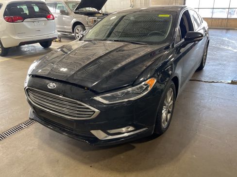 Used 2017 Ford Fusion SE w/ Fusion SE Technology Package image 4
