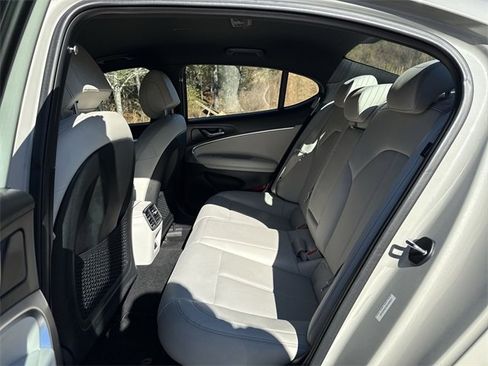 Used 2025 Genesis G70 2.5T image 26