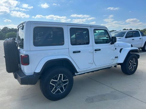 Used 2025 Jeep Wrangler Unlimited Sahara AWD/4WD image 5