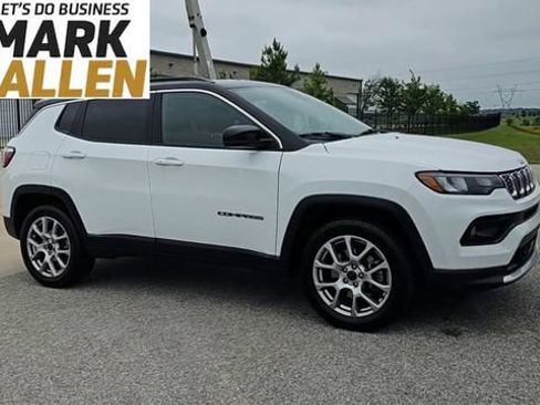 Used 2025 Jeep Compass Limited AWD/4WD image 2