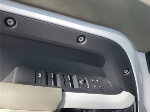 Used 2023 Land Rover Defender 110 SE image 11