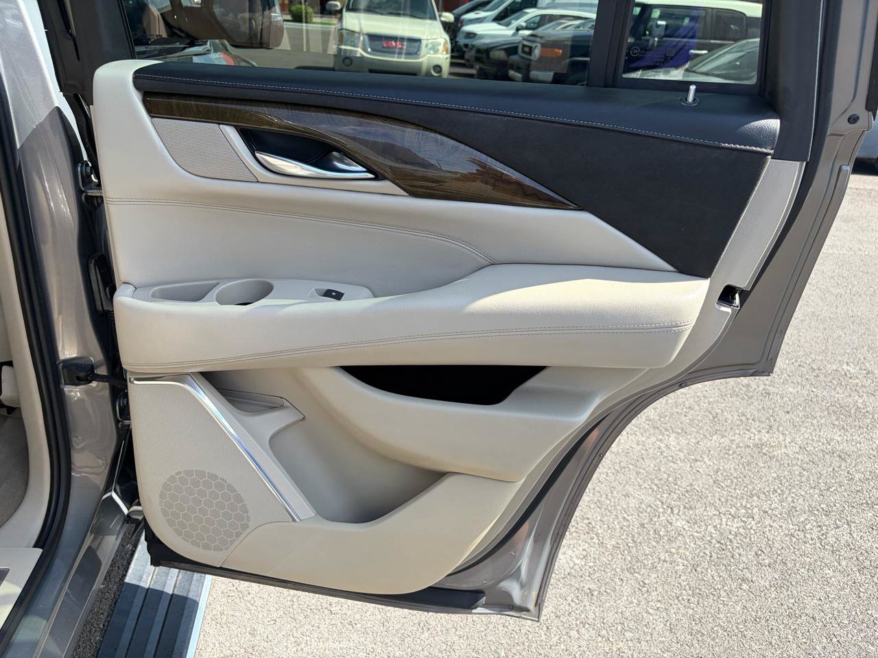 Used 2018 Cadillac Escalade Premium Luxury AWD/4WD image 14