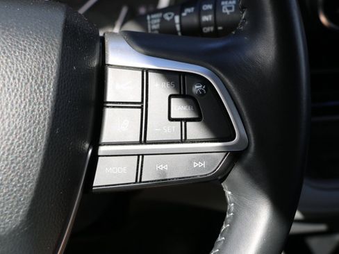 Used 2022 Toyota Highlander XLE image 18