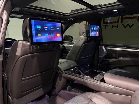 Used 2026 Cadillac Escalade ESV V AWD/4WD image 38