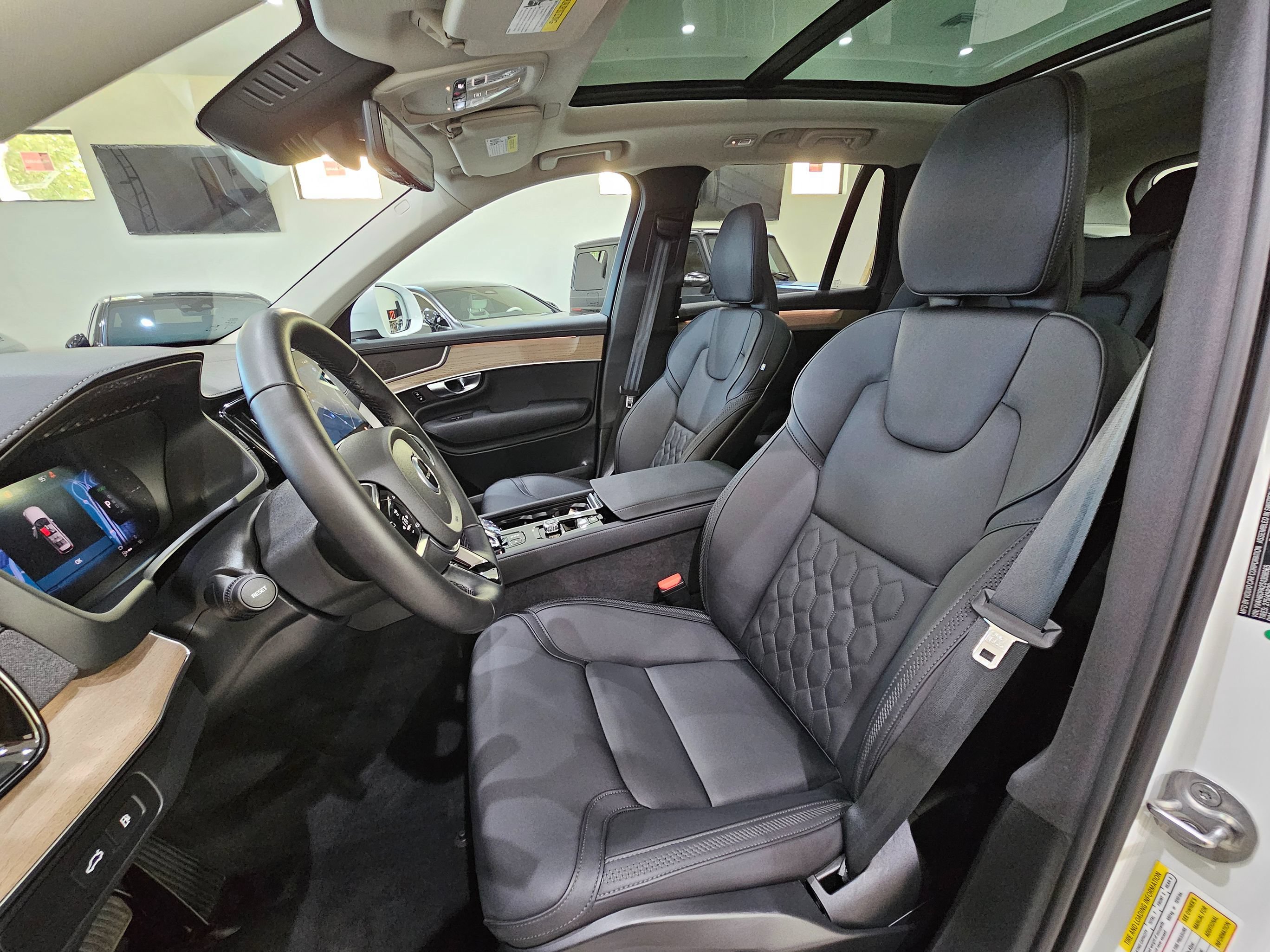 Used 2025 Volvo XC90 T8 Core w/ Climate Package AWD/4WD image 18