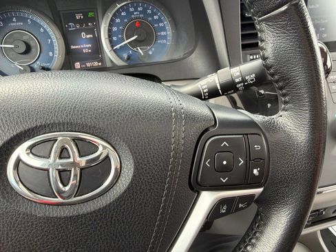 Used 2019 Toyota Sienna XLE w/ XLE Navigation Package FWD image 14
