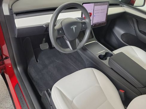 Used 2023 Tesla Model Y 2WD image 9
