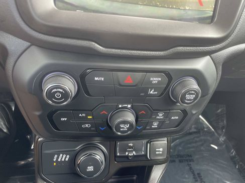 Used 2023 Jeep Renegade Latitude AWD/4WD image 24