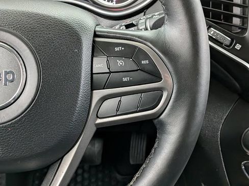 Used 2019 Jeep Cherokee Latitude Plus w/ Cold Weather Group AWD/4WD image 23