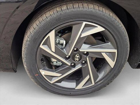 New 2025 Hyundai Elantra SEL image 9