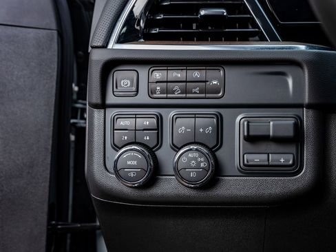 Used 2025 Chevrolet Tahoe High Country AWD/4WD image 22