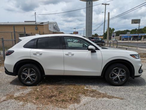 Used 2023 Honda HR-V EX-L image 3