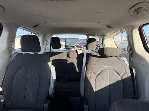 Used 2017 Chrysler Pacifica Touring Plus w/ Tire & Wheel Group FWD image 11