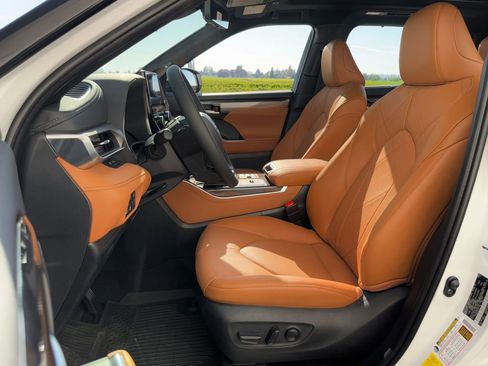 New 2026 Toyota Highlander Platinum AWD/4WD image 9