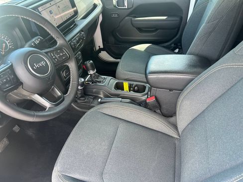 Used 2025 Jeep Gladiator Sport AWD/4WD image 11