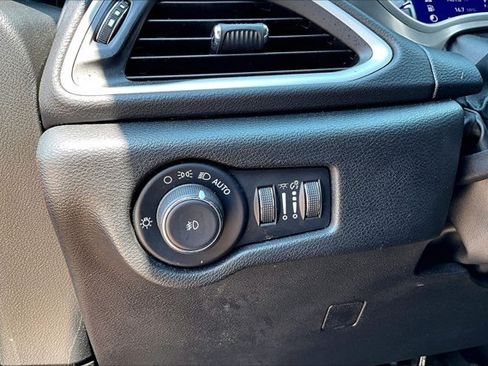 Used 2025 Chrysler Pacifica Select FWD image 16
