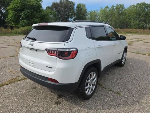 Used 2023 Jeep Compass Latitude AWD/4WD image 2
