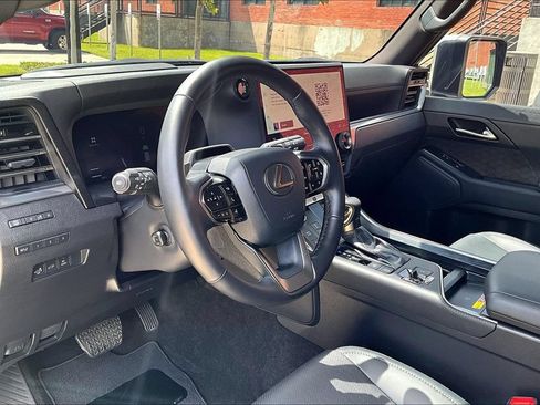 Used 2026 Lexus GX 550 w/ Accessory Package (2T) AWD/4WD image 17