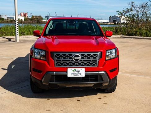 Used 2022 Nissan Frontier SV image 2