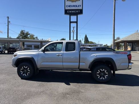 Used 2019 Toyota Tacoma TRD Off-Road w/ TRD Premium Off Road Package AWD/4WD image 2
