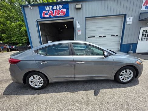 Used 2017 Hyundai Elantra SE FWD image 4