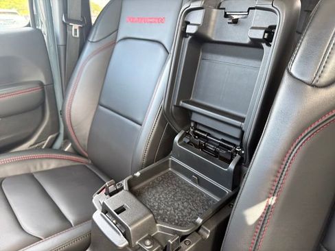 Used 2024 Jeep Gladiator Rubicon w/ Technology Group AWD/4WD image 47