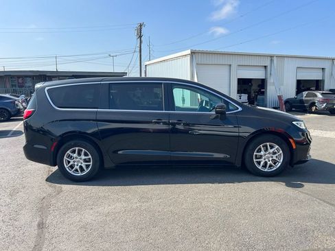 Used 2023 Chrysler Pacifica Touring-L FWD image 4