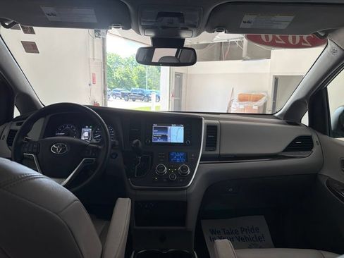 Used 2020 Toyota Sienna XLE w/ XLE Navigation Package FWD image 15