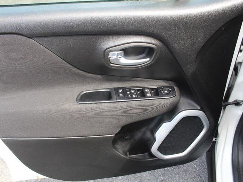 Used 2018 Jeep Renegade Latitude image 9