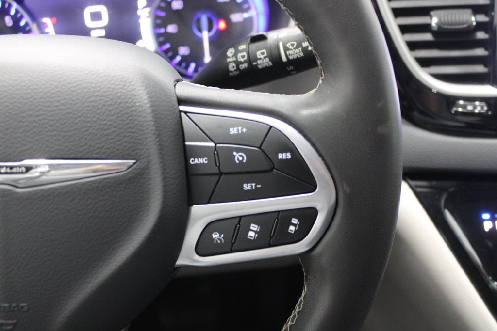 Used 2023 Chrysler Pacifica Touring-L FWD image 38