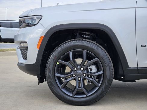 New 2025 Jeep Grand Cherokee Limited image 11