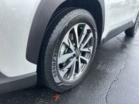 Used 2023 Toyota Corolla Cross XLE image 11