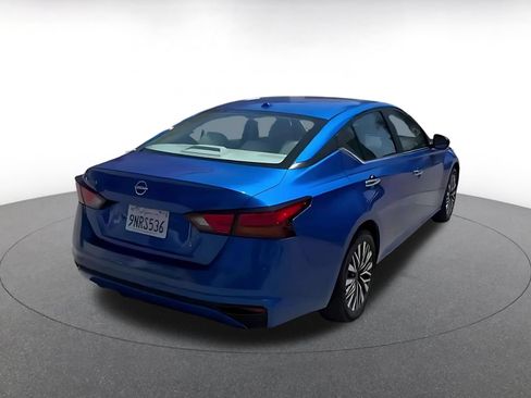 Used 2025 Nissan Altima 2.5 SV FWD image 14