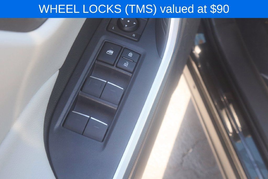 Used 2025 Toyota RAV4 XLE AWD/4WD image 7