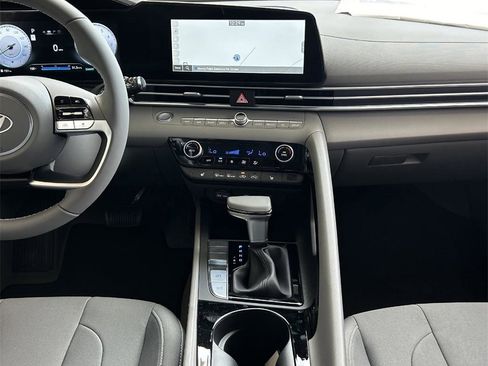 Used 2024 Hyundai Elantra SEL w/ Convenience Package image 4