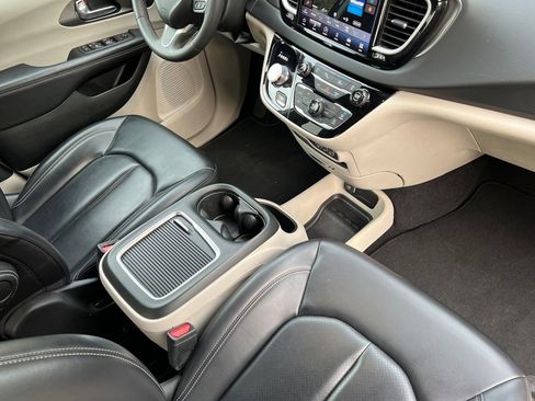 Used 2023 Chrysler Pacifica Touring-L image 21