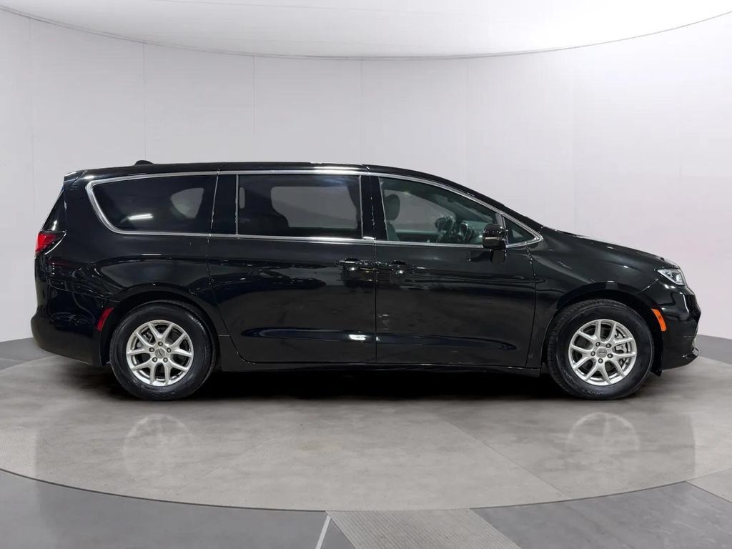 Used 2025 Chrysler Pacifica Select FWD image 2
