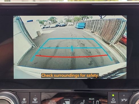 Used 2023 Toyota Highlander XLE AWD/4WD image 12