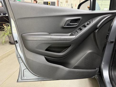 Used 2019 Chevrolet Trax LT w/ LT Convenience Package FWD image 10
